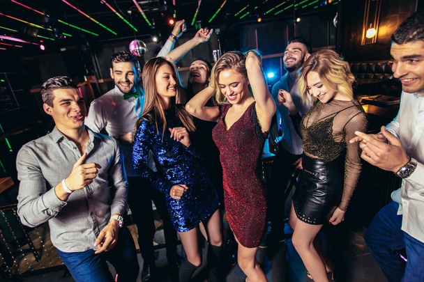 Молоді люди танцюють в нічному клубі
 - Фото, зображення