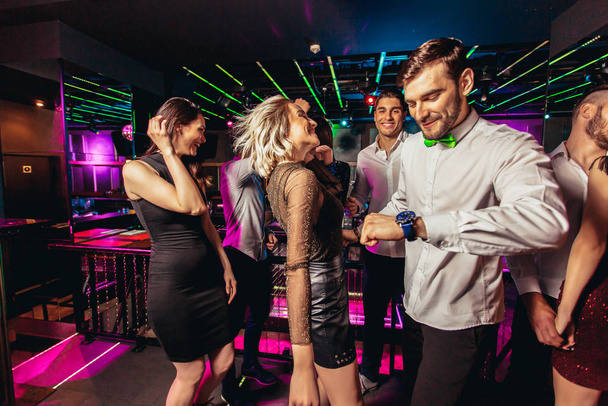 Mladí lidé tančí v nočním klubu - Fotografie, Obrázek