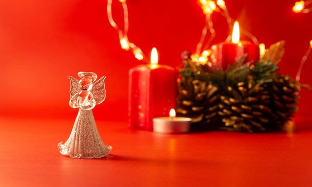 Little glass christmas angel with candles - 写真・画像