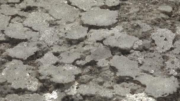 Capas de sal en el lago de sal. La sal se encuentra en capas después de un chorro de agua. Vista macro
 - Imágenes, Vídeo