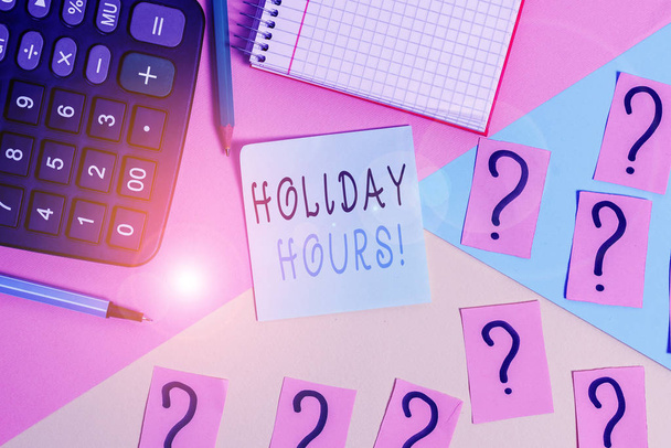 Word pisanie tekstu Holiday Hours. Koncepcja biznesowa dla pracy w nadgodzinach dla pracowników w ramach elastycznych harmonogramów pracy matematyka rzeczy i pisania sprzętu powyżej pastelowych kolorach tła. - Zdjęcie, obraz
