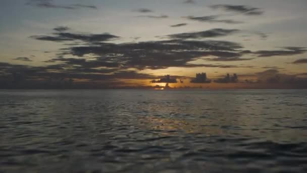 Bajo vuelo sobre el océano en la colorida puesta de sol en Grand Turk en el Caribe
 - Imágenes, Vídeo