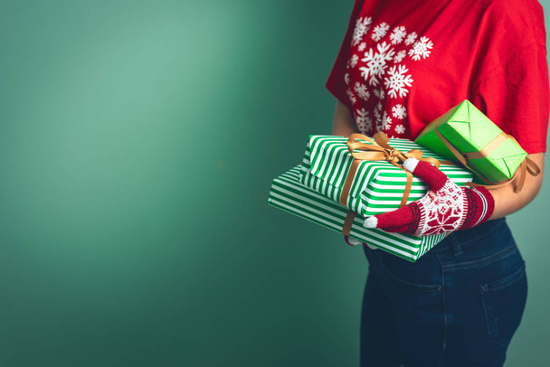 Chica sosteniendo una caja con un regalo para Navidad 2019
. - Foto, Imagen