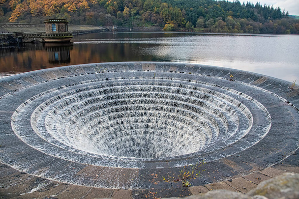 Duża dziura w zbiorniku Ladybower w przelewie - Zdjęcie, obraz