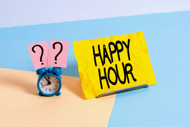 Kézírásos szöveg a Happy Hour-ról. Koncepció jelentése Tölts időt olyan tevékenységekre, amik ellazítanak egy ideig.. - Fotó, kép