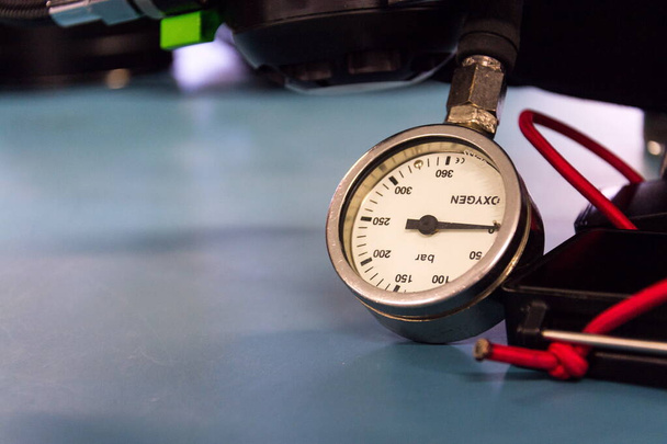 Indikátor tlaku plynu, potápění kyslíku ležící na modrém pozadí stolu, kopírovat prostor - Fotografie, Obrázek