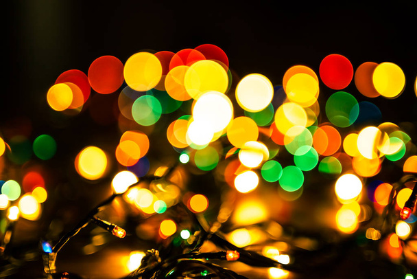 Neujahr abstraktes Muster mit Bokeh-Lichtern. Weihnachten Hintergrund mit verschwommenen farbigen Lichtern. Urlaubshintergrund mit defokussiertem Licht. - Foto, Bild