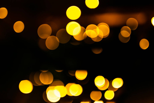 Nieuwjaar abstract patroon met bokeh lichten. Kerst achtergrond met wazig gekleurde lichten. Vakantie achtergrond met gedefocuste lichten. - Foto, afbeelding