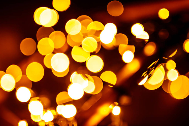 Νέο έτος αφηρημένο μοτίβο με φώτα bokeh. Χριστουγεννιάτικο φόντο με θολή χρωματιστά φώτα. Διακοπές φόντο με defocused φώτα. - Φωτογραφία, εικόνα