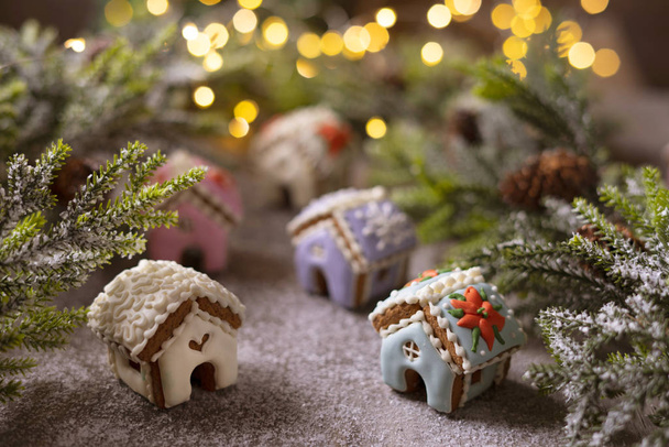 Miniature maison en pain d'épice sur le fond d'un arbre de Noël de guirlande lumières
.  - Photo, image