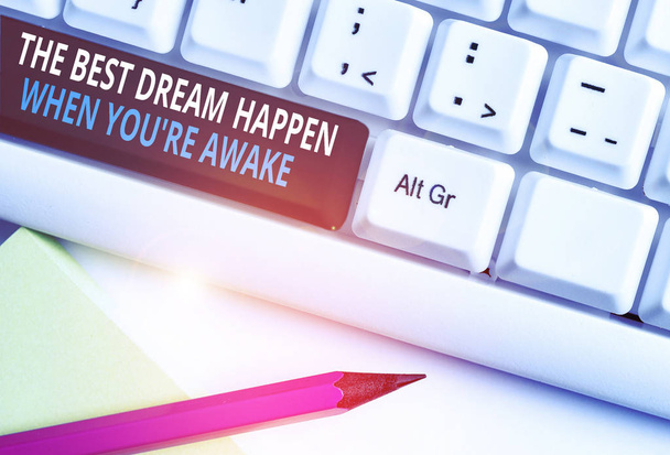 Írása Megjegyzés mutatja a Best Dream történni, amikor újra ébren. Üzleti fotó bemutató álmok valóra kell hinnem fehér PC billentyűzet jegyzet papír felett fehér háttér. - Fotó, kép