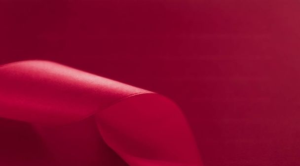 Αφηρημένη σγουρή κορδέλα σε ροζ φόντο, αποκλειστική πολυτέλεια  - Φωτογραφία, εικόνα