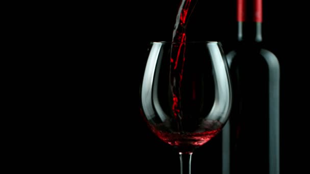 Super zpomalený pohyb nalití červeného vína na černé pozadí. Natočeno na vysokorychlostní kameře, 1000 fps - Záběry, video