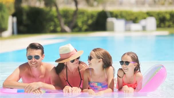 Família feliz de quatro em piscina ao ar livre - Filmagem, Vídeo