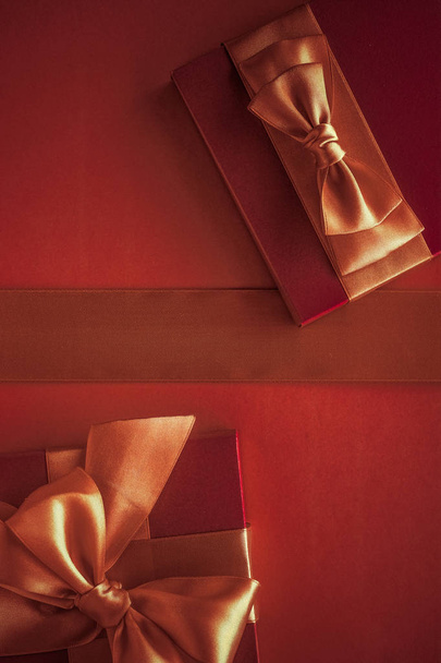 Luksusowe prezenty ze złotym kokardą jako tło wakacyjne, Valentines D - Zdjęcie, obraz