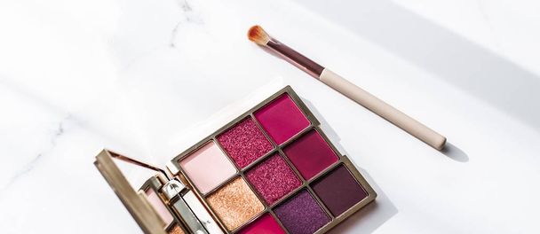 Kosmetik, Make-up-Produkte auf Marmor-Schminktisch, Lippenstift, - Foto, Bild