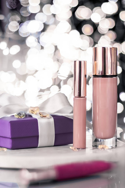 Holiday meikki perusta pohja, peitevoide ja violetti lahjapakkaus
,  - Valokuva, kuva