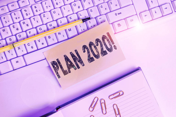 Signo de texto que muestra Plan 2020. Foto conceptual propuesta detallada haciendo algo el próximo año Papeles cuadrados anaranjados vacíos por el teclado de la PC con espacio de copia
. - Foto, imagen