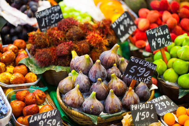 πολύχρωμα φρούτα και σύκα σε πάγκους στην αγορά στην αγορά boqueria της Βαρκελώνης. - Φωτογραφία, εικόνα