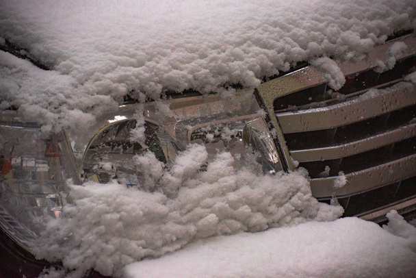 Contornos de un SUV bajo la nieve
 - Foto, Imagen
