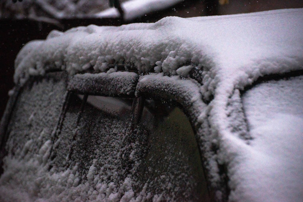 Περιγράμματα ενός SUV κάτω από το χιόνι - Φωτογραφία, εικόνα