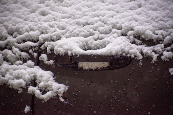 Contornos de un SUV bajo la nieve
 - Foto, imagen