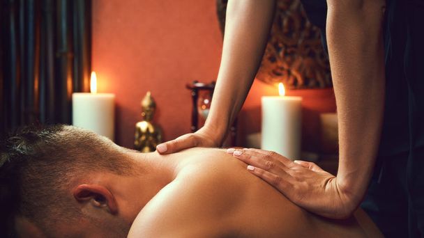 Azji kobieta robi tajski masaż do dorosłego mężczyzny w spa salon... - Zdjęcie, obraz