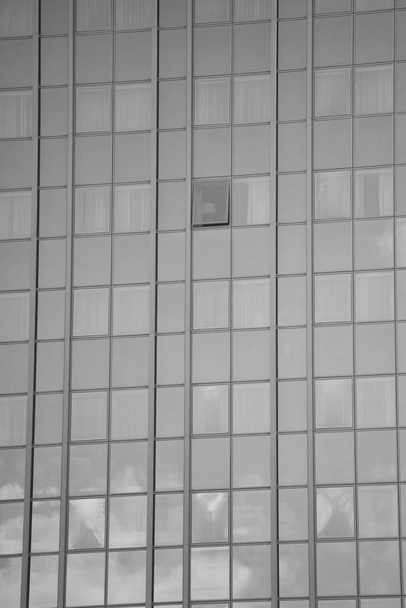ガラスの背景オフィスビルの背景現代の生活概念ですスカイは鏡のガラスに映る不動産だ現代建築のデザインです新しい機会を発見してくださいビジネスセンター売却と賃貸 - 写真・画像
