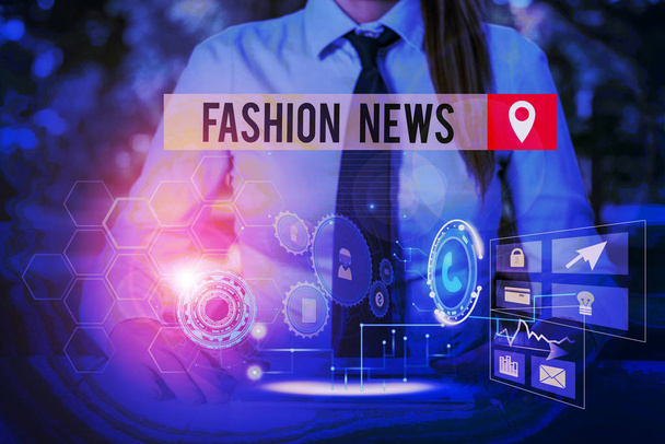 Kézírás szöveg Fashion News. Koncepció jelentése a legújabb cikk a vámokról és a trendekről A nő formális munkaruhát visel, amely bemutatja prezentáció segítségével intelligens eszköz. - Fotó, kép
