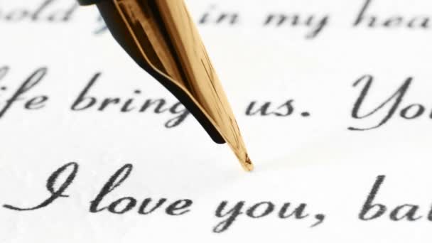 Κοντινό πλάνο του στυλό στο ερωτικό γράμμα - Πλάνα, βίντεο
