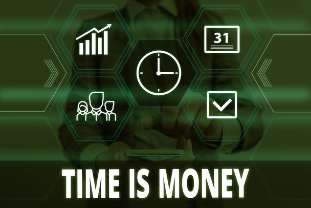 Píšu poznámku "Čas jsou peníze". Obchodní fotografie předvádění čas je cenný zdroj Dělat věci tak rychle, jak je to možné Žena nosit formální pracovní oblek prezentaci pomocí chytrého zařízení. - Fotografie, Obrázek
