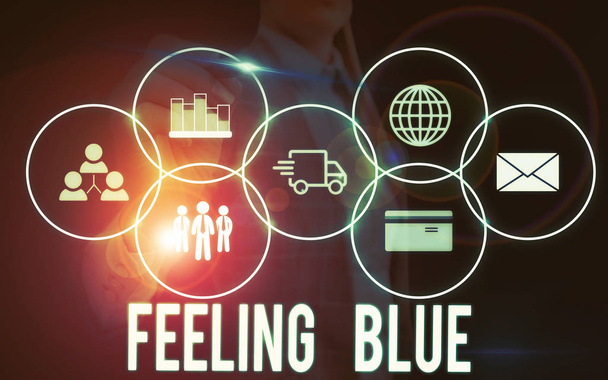 "Feeling Blue" yu gösteren bir not yazıyorum. Üzüntüden ya da birini kaybetmekten dolayı çaresizlik gösteren iş fotoğrafı. Bir kadın resmi bir iş elbisesi giyiyor ve akıllı aygıt kullanarak sunum yapıyor.. - Fotoğraf, Görsel