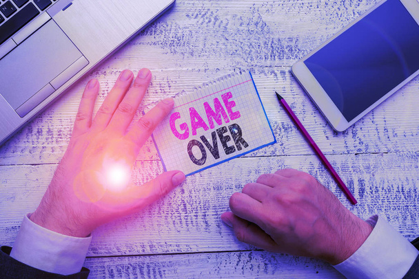 Εννοιολογική γραφή χεριών που δείχνει το Game Over. Επιχειρηματική φωτογραφία που δείχνει μια κατάσταση σε ένα συγκεκριμένο άθλημα που φτάνουν στους τελικούς του ή τελειώνει. - Φωτογραφία, εικόνα