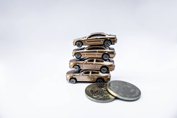 Játékautók arany érmékkel mutatják, hogy a növekedés, pénzt takarít meg az autó hitelek - Fotó, kép