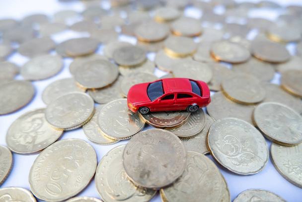 Juguete coches con monedas de oro muestran Para el crecimiento, el ahorro de dinero para los préstamos de automóviles
 - Foto, imagen