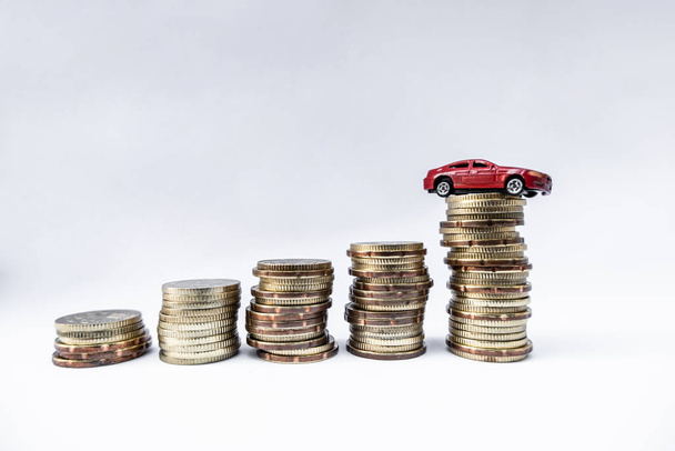 Spielzeugautos mit Goldmünzen zeigen Wachstum und sparen Geld für Autokredite - Foto, Bild