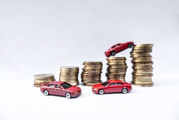 Juguete coches con monedas de oro muestran Para el crecimiento, el ahorro de dinero para los préstamos de automóviles
 - Foto, Imagen