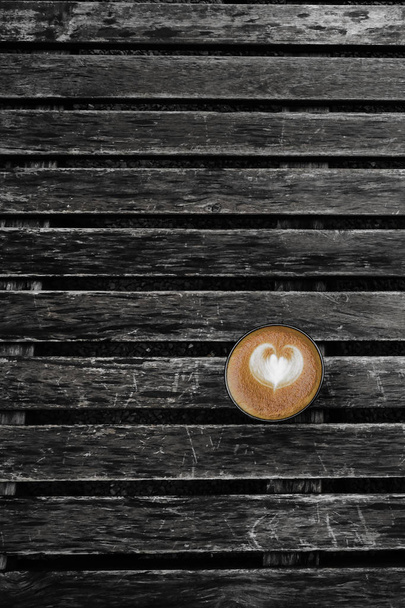 чашка латте художньої кави на дерев'яному фоні
                                                                - Фото, зображення