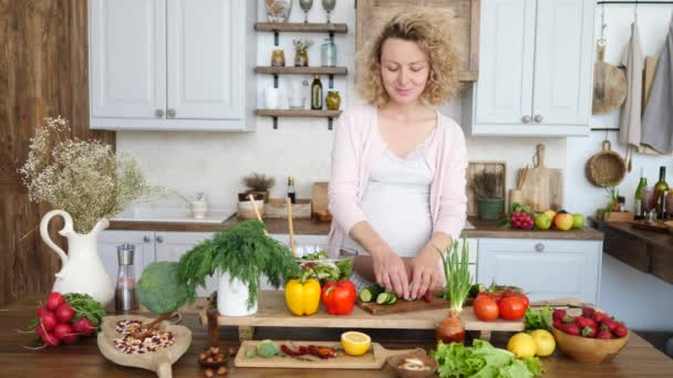 Υγιεινή διατροφή της εγκύου γυναίκα μαγείρεμα σαλάτα με φρέσκα λαχανικά και πράσινα. - Πλάνα, βίντεο