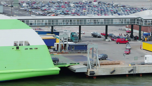 auto's rijden om te ferry boot in dock met enorme parkeren - Video