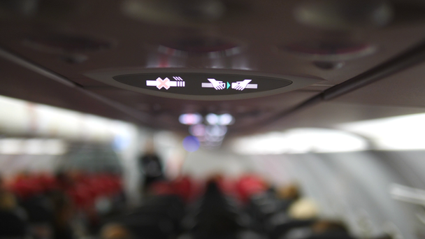 Segnale di divieto di fumare e segnaletica di cintura di sicurezza sulla cabina dell'aereo
 - Filmati, video