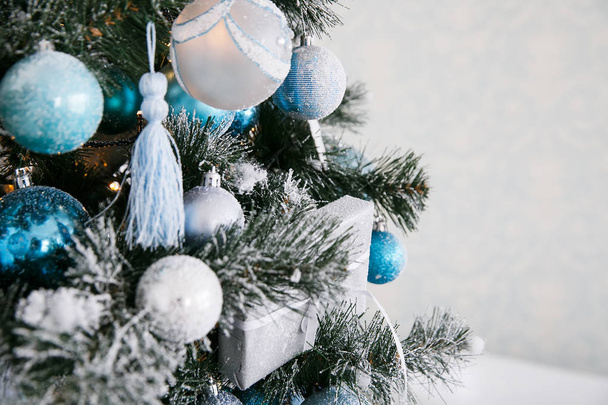 Blue and white Christmas decorations on the New Year tree in the home interior - Fotoğraf, Görsel