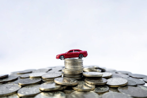 Altın sikkeli oyuncak arabalar büyümeye ve araba kredileri için para biriktirmeye yarıyor - Fotoğraf, Görsel