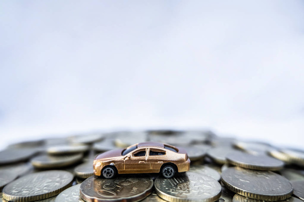 金のコイン付きのおもちゃの車は成長するには、車ローンのためのお金を節約 - 写真・画像