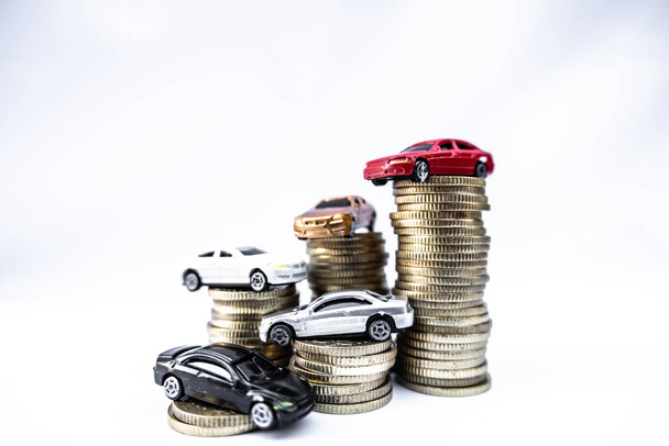 Αυτοκίνητα παιχνιδιών με χρυσά νομίσματα δείχνουν προς την ανάπτυξη, εξοικονομώντας χρήματα για δάνεια αυτοκινήτων - Φωτογραφία, εικόνα