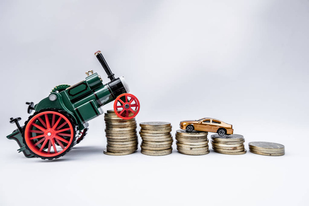 Macchine giocattolo con monete d'oro mostrano alla crescita, risparmiando denaro per i prestiti auto
 - Foto, immagini