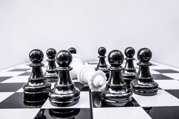 El tablero de ajedrez muestra liderazgo, seguidores y estrategias de éxito empresarial
 - Foto, imagen