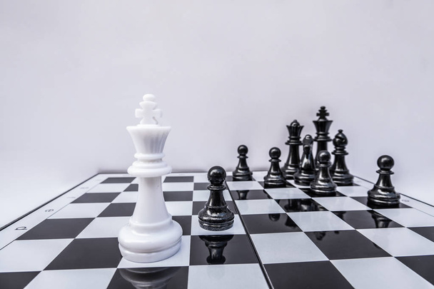 Η σκακιέρα δείχνει ηγετικές ικανότητες, οπαδούς και στρατηγικές επαγγελματικής επιτυχίας. - Φωτογραφία, εικόνα