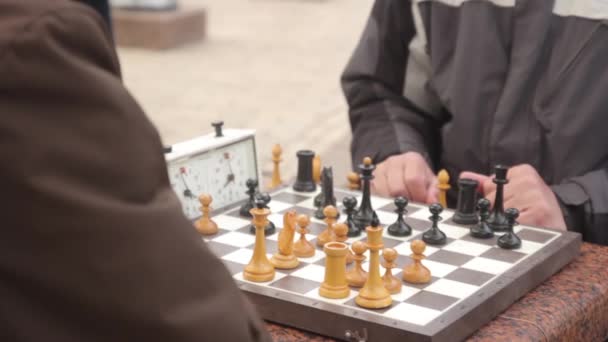 Důchodci hrají na podzim v parku šachy. Kyjev, Ukrajina - Záběry, video