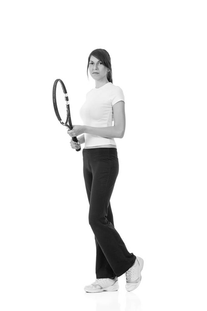 Νεαρή κοπέλα με ρακέτα του τένις - Φωτογραφία, εικόνα